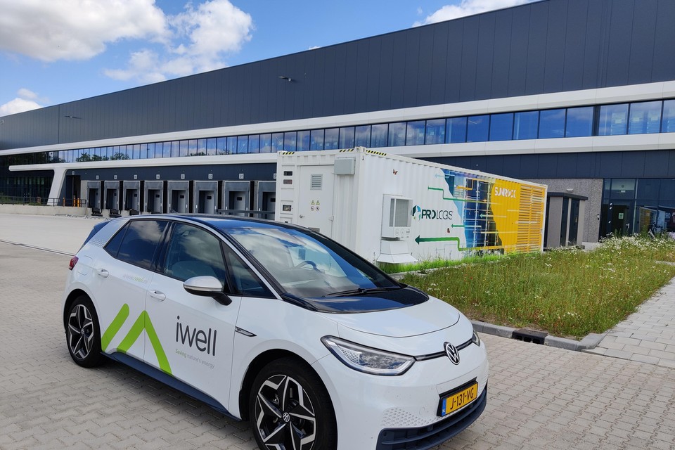 De Utrechtste firma iwell ontwerpt en bouwt buurtbatterijen, onder meer voor wooncorporatie Woonwaard. Op de foto staat een batterij die een bedrijf van energie voorziet.