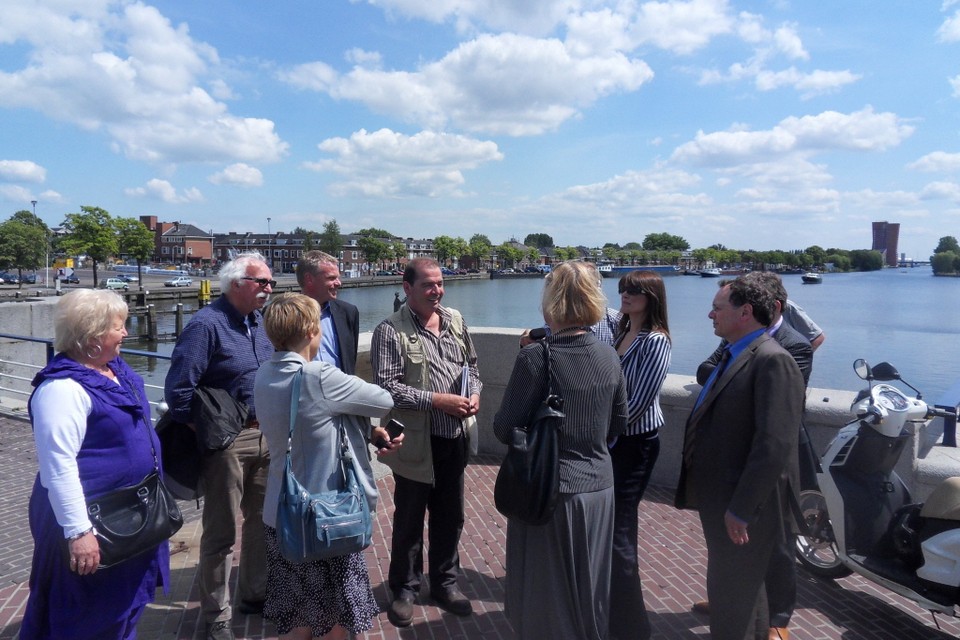 Burgemeester Faber (op de rug gezien) bedankt stadsgids Jeroen Breeuwer (midden) voor zijn rondleiding. Foto Rienk van der Molen