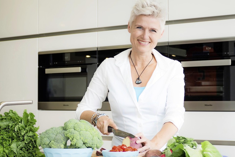 Evelina Zinger in haar keuken. ,,Mensen willen niet te veel hoeven nadenken.’’