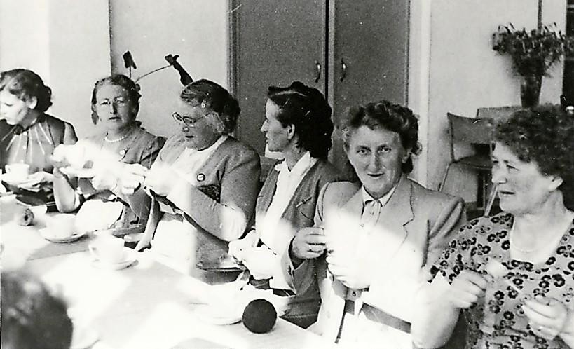 Plattelandsvrouwen uit Callantsoog, 1954. Vlnr. Trijnie Baken-Zwaan, Geertje Eriks-Mooij, Marie Baken-Gutker, Koos Hoogschagen-Kruisveld, Trien Johannes, Lies Mooij-Doorn.
