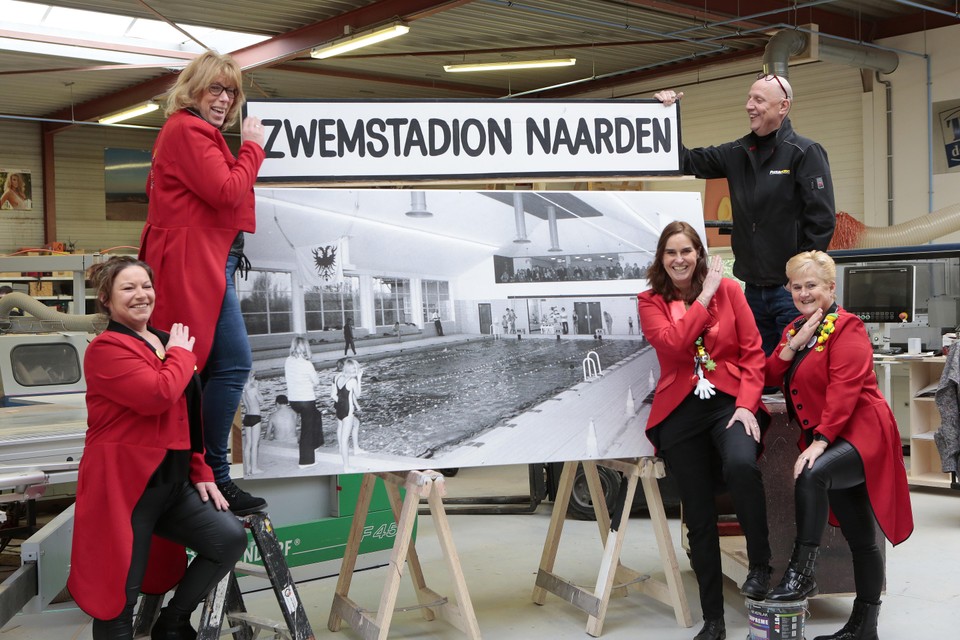 Enkele dames van ’groep 11.0’ van C.V. de Vestingnarren en bouwer Loek Jansen.