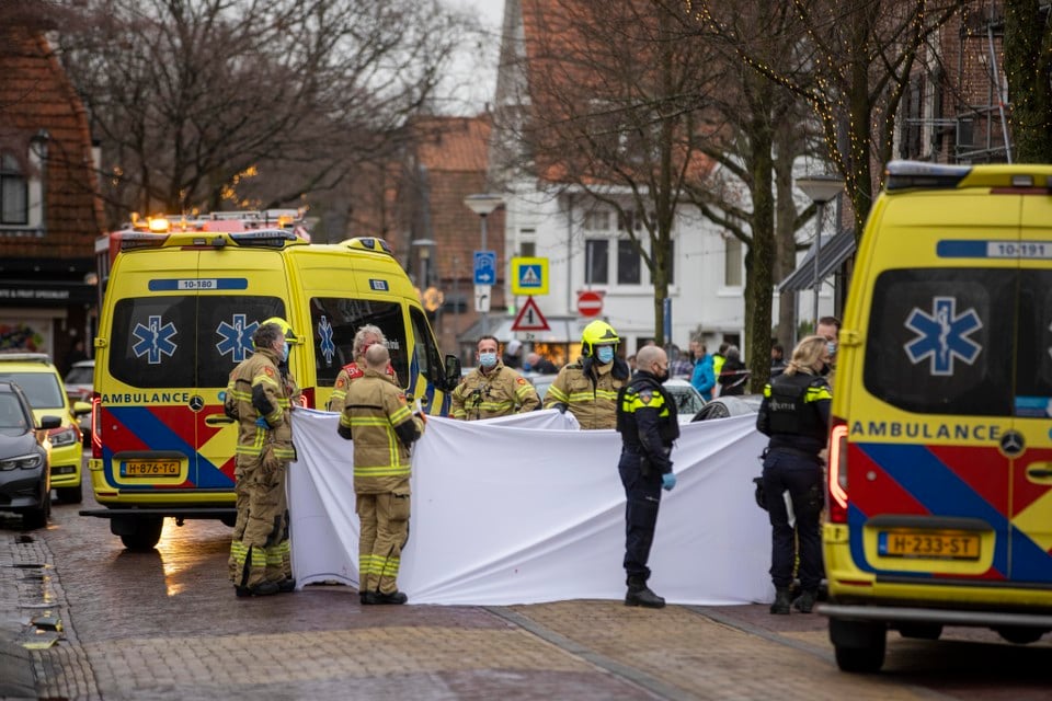 Het slachtoffer werd in Bergen aan Zee meerdere keren beschoten. Hij overleed later op straat in het centrum van Bergen, een paar kilometer verderop.