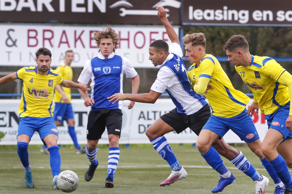 Jan Willem Tesselaar wordt door Joep Engelen (5) van OSS’20 naar de grond gewerkt en ADO’20 krijgt de penalty mee. De benutte strafschop zorgt voor een 3-0 voorsprong.
