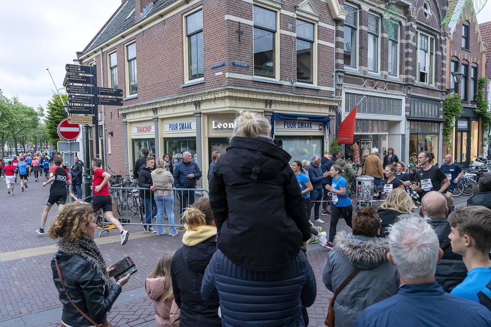 Toeschouwers moedigen de lopers aan op de hoek van de Oude Gracht en het Ritsevoort.