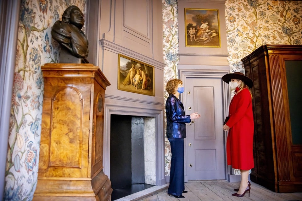 Koningin Máxima krijgt een rondleiding tijdens de opening van het voormalige woonhuis van Pieter Teyler van der Hulst (1702-1778), de man die zijn vermogen, verzamelingen en huis naliet aan een stichting die het leven van iedereen moest verbeteren.