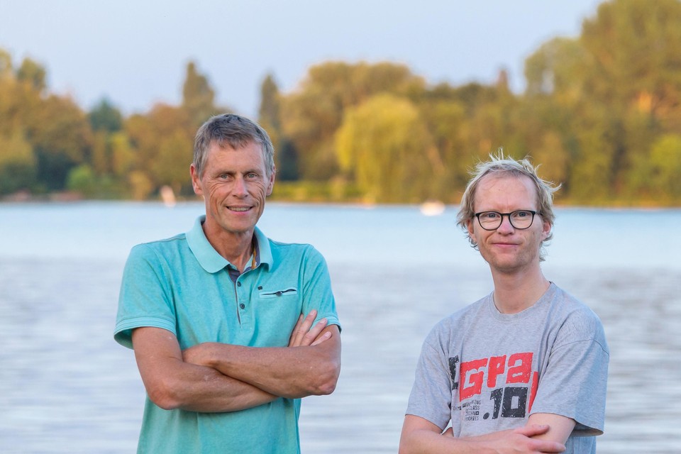 Wim Hoogterp en Maurice van Grasstek (rechts) onderzoeken of het technisch en financieel haalbaar is om Rijsenhout met warmte uit de Ringvaart te verwarmen.