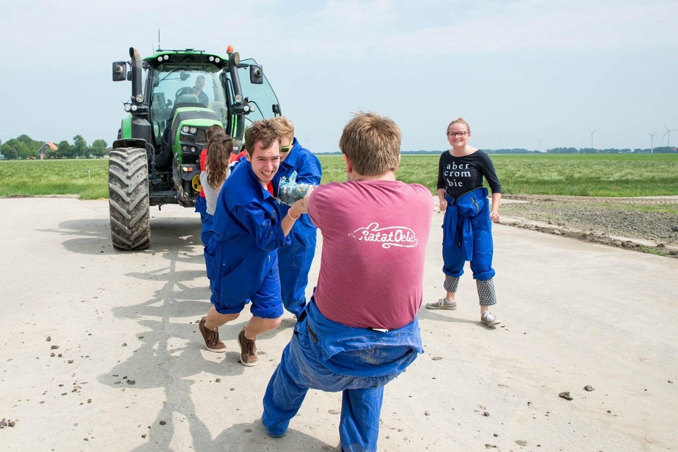 Jongeren trekken een tractor voort tijdens de boerenmeerkamp op de bezoekboerderij van akkerbouwbedrijf De Graaf.
