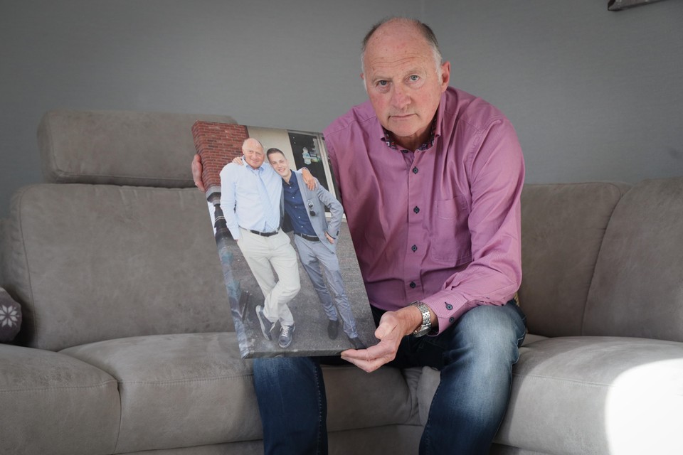 Jack Keijzer toont de foto van hem met de toen 20-jarige Remy, zoals hij hem ook aan Van B. liet zien.