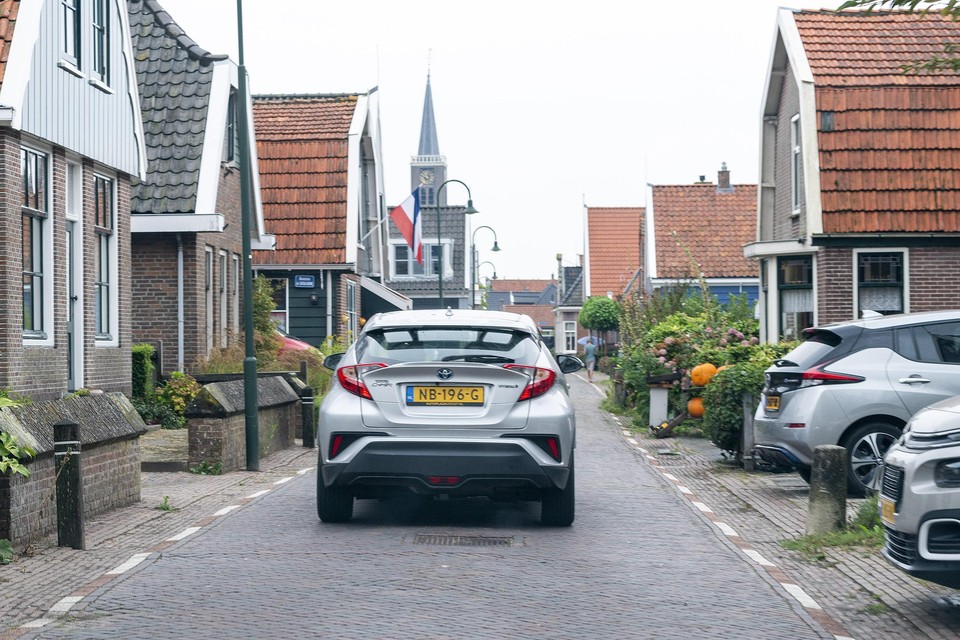 Een auto op het Oosteinde. ,,Ze komen soms met een noodgang voorbij’’, aldus bewoonster Ria van Borre.