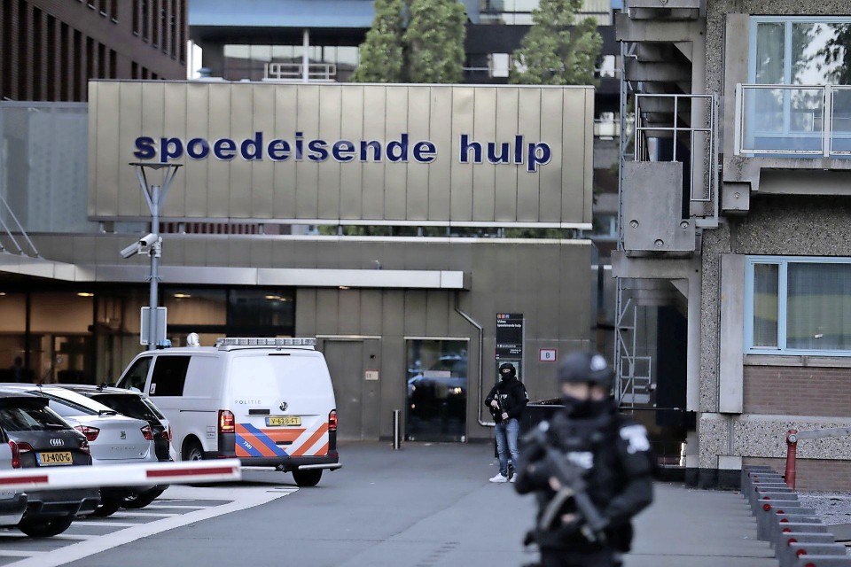 Bij het VU Medisch Centrum in Amsterdam, waar De Vries vermoedelijk is opgenomen, staan zwaarbewapende agenten.