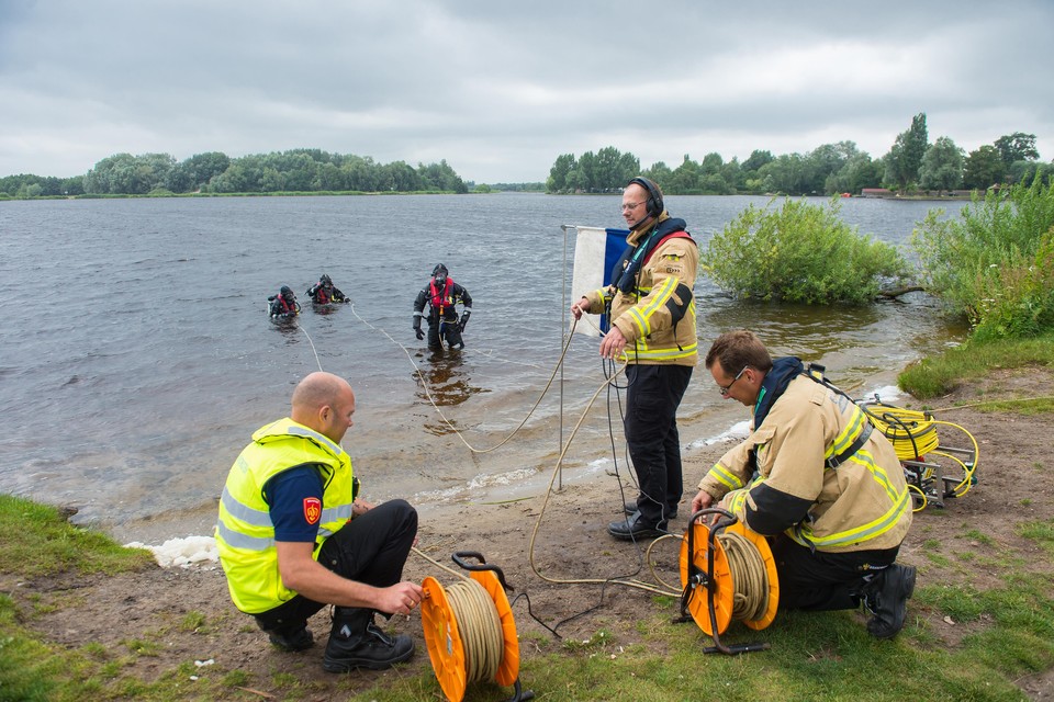 Duikers van de brandweer oefenen op diepte in de Breek in Landsmeer, oefening uit 2018.