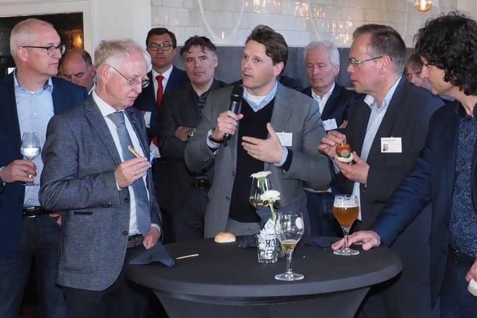Oud-voorzitter Ton van der Scheer (tweede van links) wordt geïnterviewd tijdens het gala.