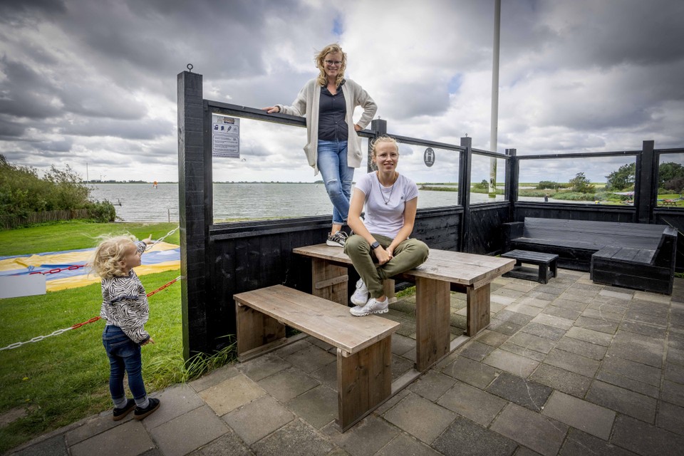 Bernice Reenders en haar dochters Romy-Anne (rechts) en Anyk op het terras van seizoenszaak Huys aan het Amstel: ,,QR-controles staan haaks op gastvrijheid in de horeca. Dat ga ik mijn klanten niet vragen en daarom sluiten we twee maanden eerder.’’