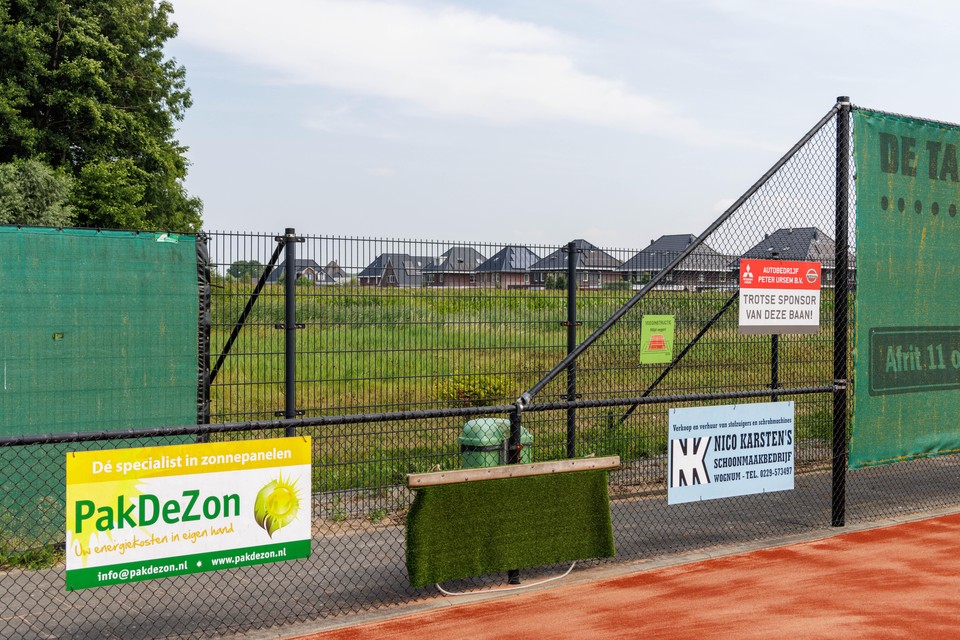 De grond achter de tennisbaan: op de achtergrond zijn de bestaande huizen van Bloesemgaerde zichtbaar.