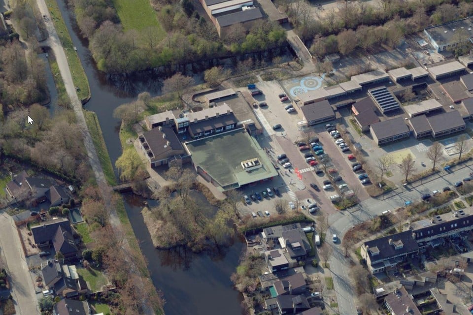 Het centrum van de wijk Waldervaart. Met rechts naast de Menisweg het winkelcentrum en daarnaast de scholen. Boven de Tjallewallervaart de Sportzaal Waldervaart.