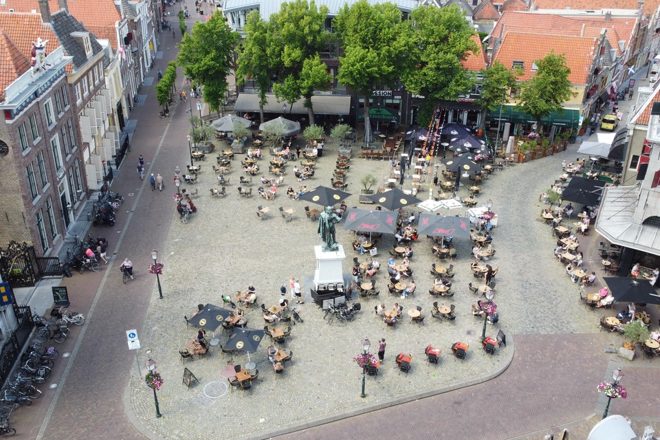 De Roode Steen. Hoorn scoort hoog op monumentale bebouwing en het aanbod van cafés en restaurants.