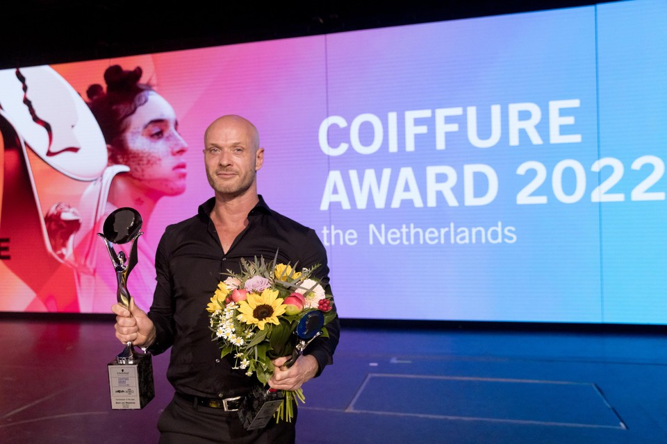 Mark van Westerop met zijn Coiffure Award.
