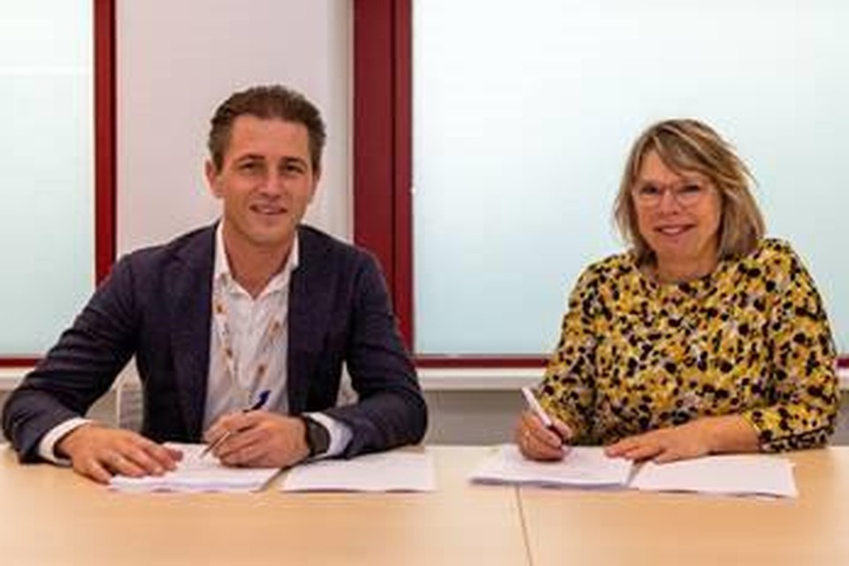 Jurgen Sernee (raad van bestuur Noordwest) en Leonie van den Hoek (algemeen directeur HKN) ondertekenen de samenwerkingsovereenkomst.