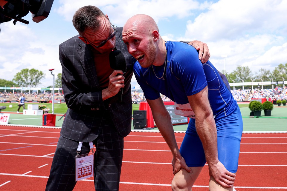 Maarten Emmaneel wordt na zijn 400 meter-race tijdens de FBK Games in Hengelo geïnterviewd door Dolf Jansen.