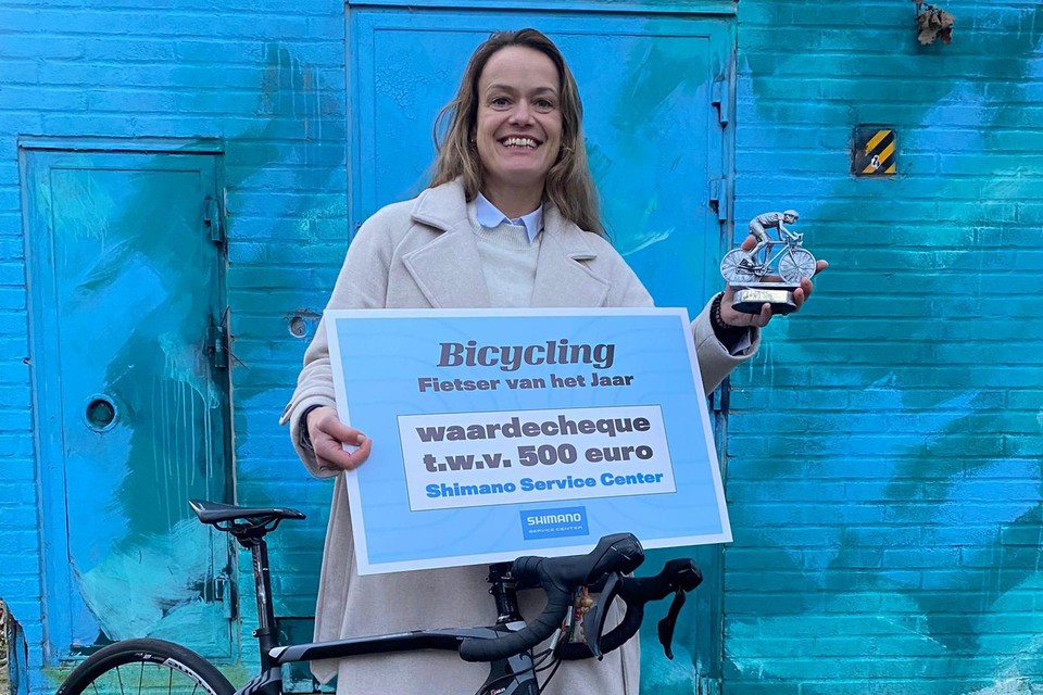 Jessica de Jong met haar fiets, de gewonnen cheque en trofee.