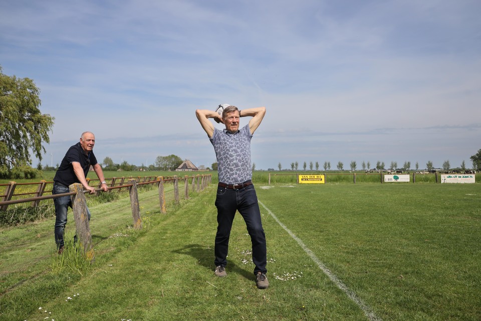Marinus Verhulst (links) en Jan Deutekom op het veld van AGSV, de club uit Aartswoud viert dit weekend het 75-jarig bestaan.