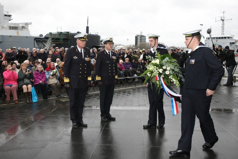 De ondergang van de KXVI wordt herdacht met links commandant zeestrijdkrachten vice-admiraal Matthieu Borsboom. foto peter van aalst