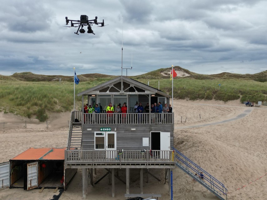 Vanuit de strandpost wordt de drone bestuurd.