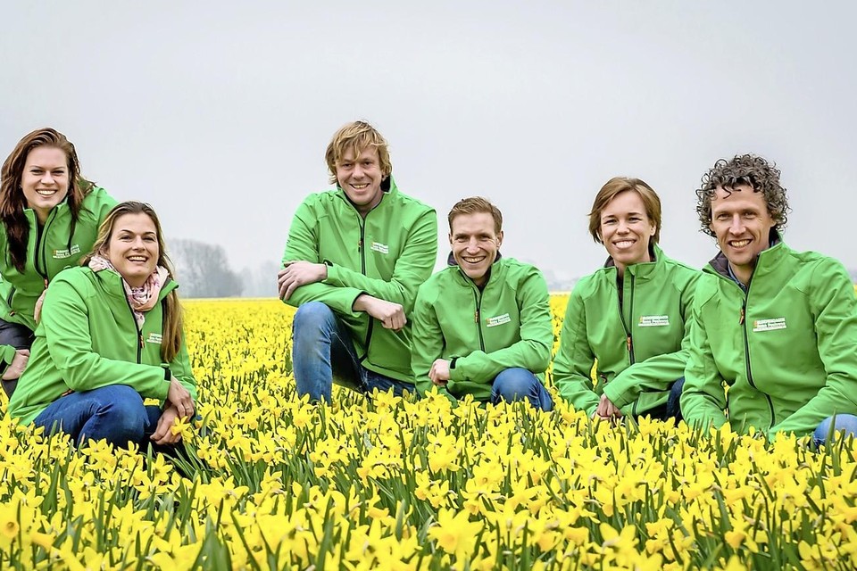 Voorzitter Wouter op ’t Veld (derde van rechts) wordt in een narcissenveld geflankeerd door leden uit het Bloemendagenbestuur: Marjo Muntjewerf, Kim Wilms, Stef Mooiman, Wendy Houdijk en Dick Bontje (van links naar rechts). Heidi van den Berg ontbreekt.