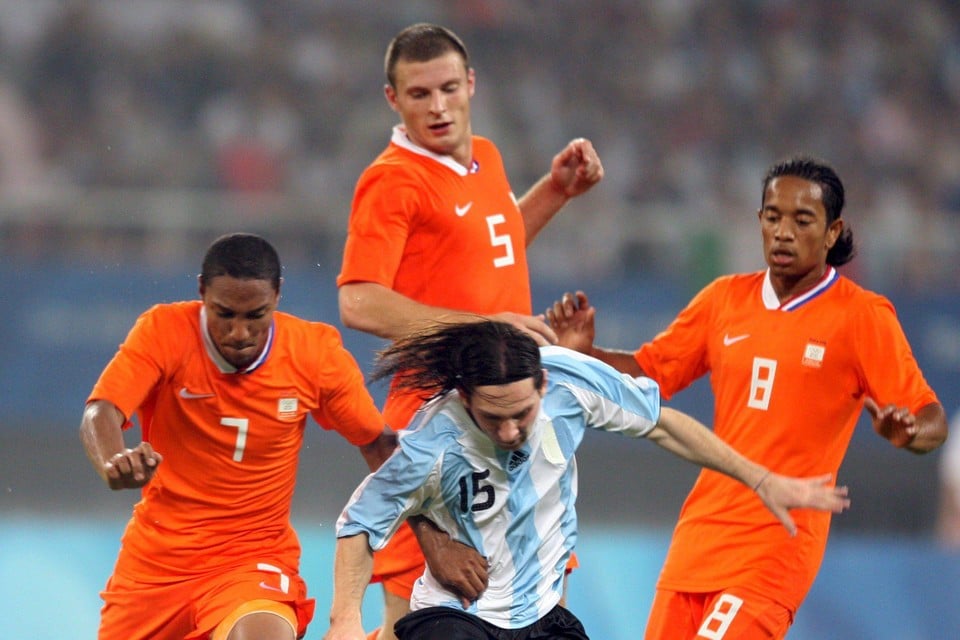 Lionel Messi fel op de huid gezeten door de drie Oranje-spelers Jonathan De Guzman, Erik Pieters en Urby Emanuelson.