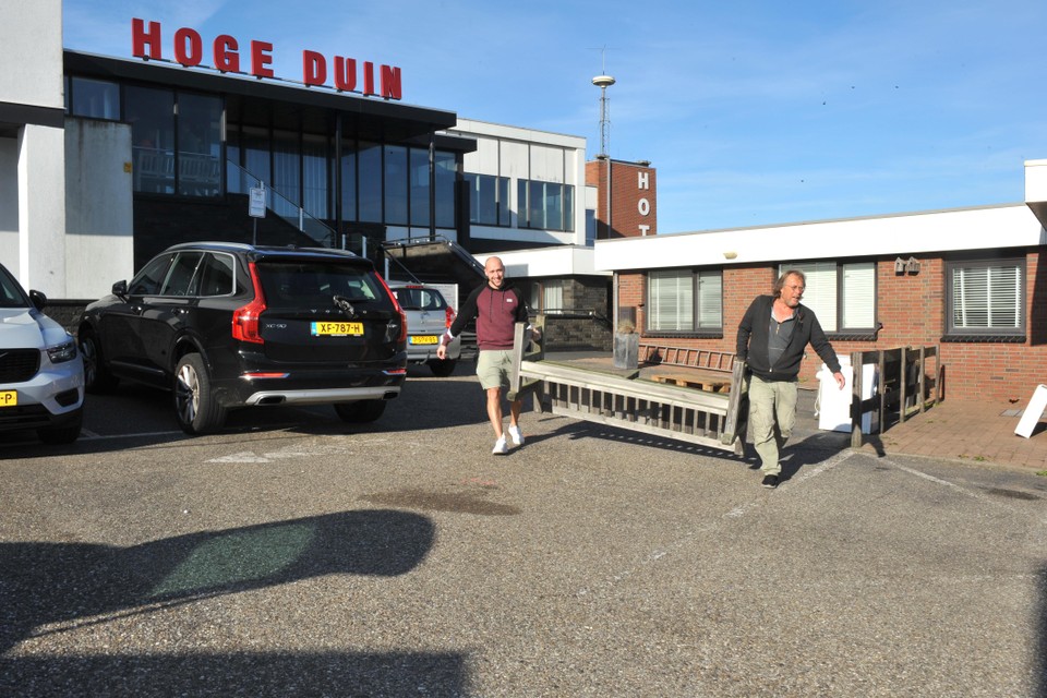 Bij Hotel Hoge Duin in Wijk aan Zee wisten deze mannen een tuinbank op de kop te tikken.