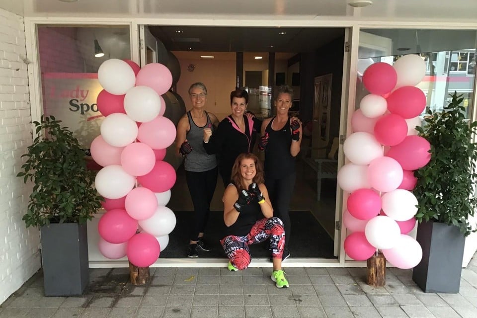 Eigenaar van Lady Sports Soest, Wanja Haak (in het midden achteraan) is blij met de opbrengst voor Pink Ribbon.