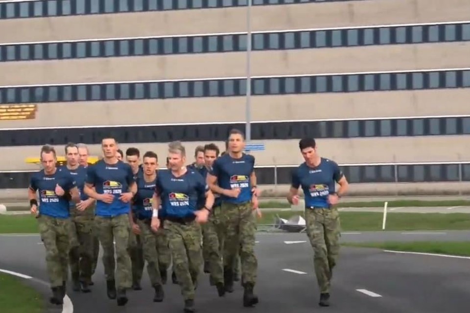 De mariniers die de marathon liepen.