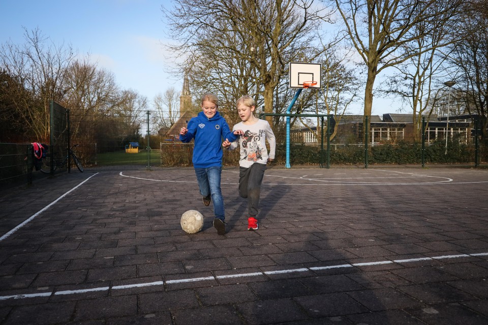 Elin Dalmulder (9) en Jamie van den Bosch (10) voetballen op het pannaveldje bj basisschool ’t Padland in Venhuizen.
