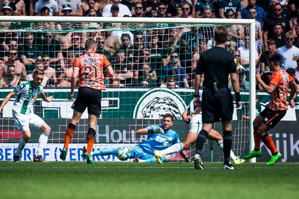 Doelman Michael Verrips van FC Groningen redt op een inzet van Robert Mühren.