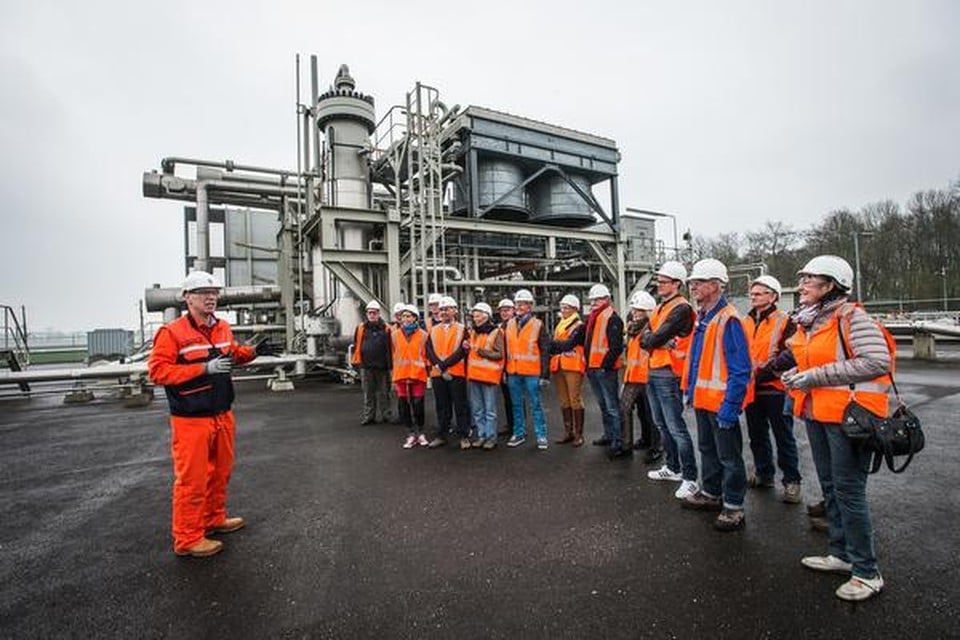 Hugo Oskam (links) vertelt bezoekers van de NAM-locatie in Noordbeemster hoe gas wordt gewonnen uit de bodem.