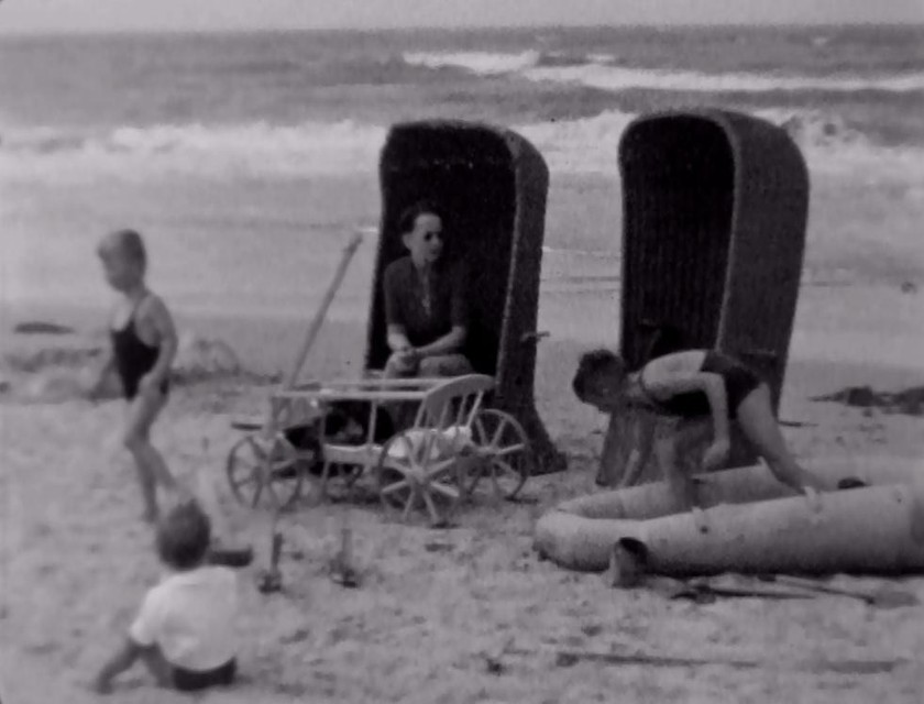 Aan de vloedlijn staan twee strandstoelen klaar voor de familie Zomerdijk. Het spelen en genieten van een stranddag in Egmond aan Zee kan beginnen!