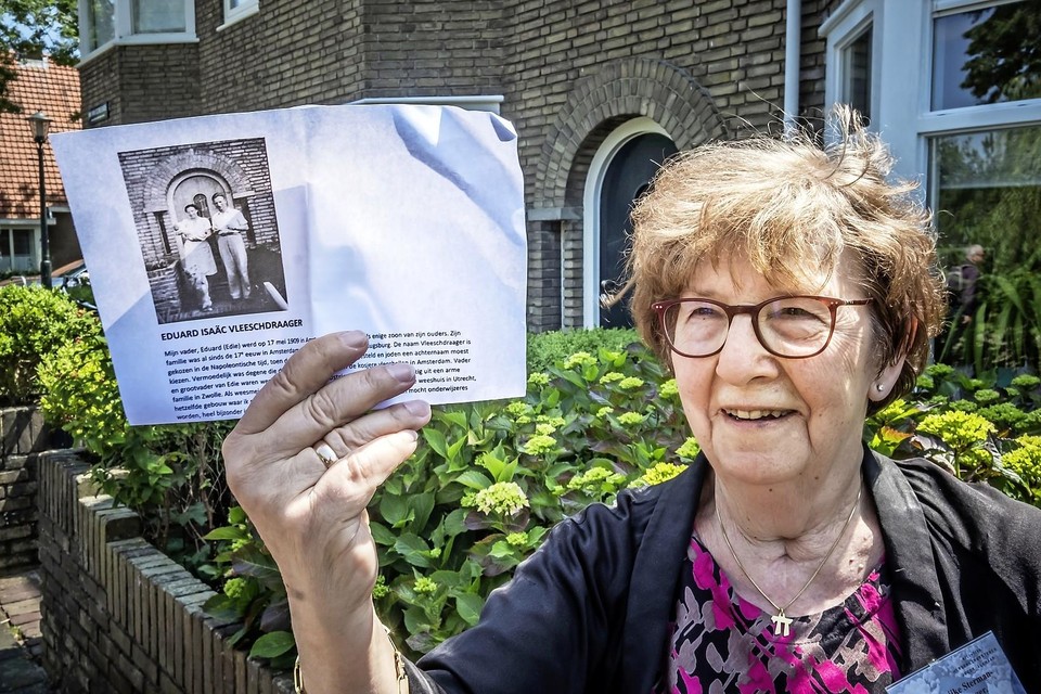 Marijke Vleeschdraager met een foto van haar ouders voor het huis waar ze maandag de herdenkingssteen mocht onthullen.