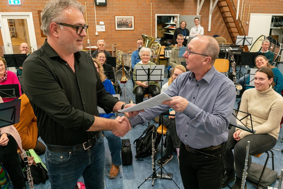 Jan Bosveld overhandigt de partituur aan dirigent André Elders.