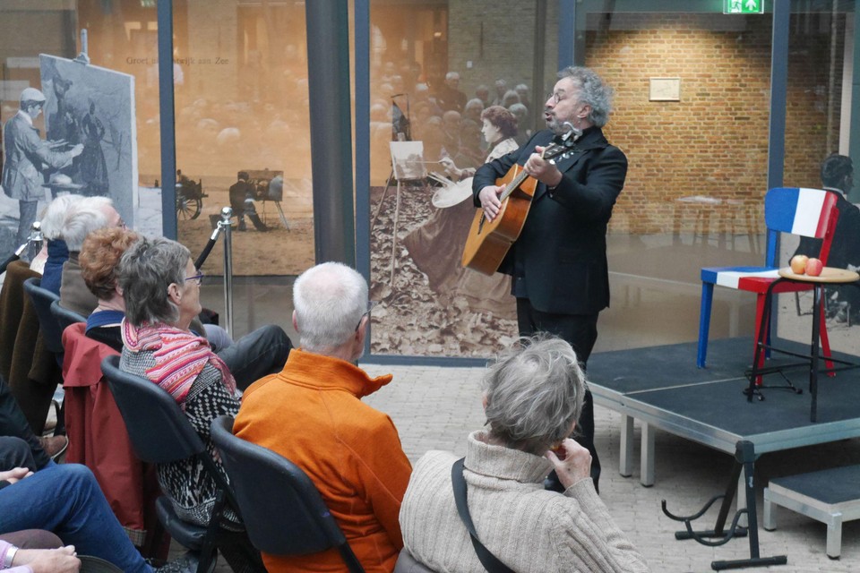 Frédéric Dorfmann zingt een ratjetoe van geliefde chansonniers.