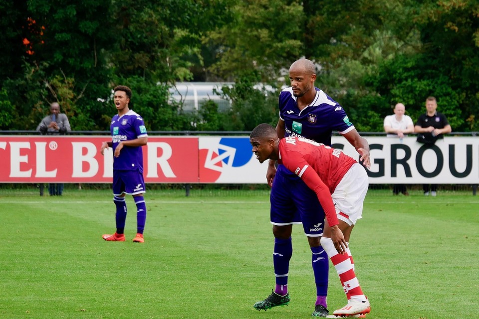 Myron Boadu krijgt een bemoedigend tikje van Vincent Kompany, de routinier die bij Anderlecht tegenwoordig speler-trainer is.