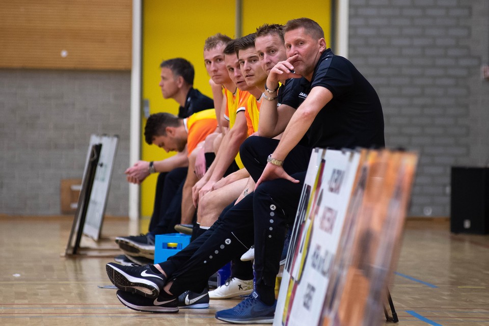 Hjalmar Hoekema (rechts) op de bank tijdens een competitiewedstrijd van vorig seizoen tegen Hovocubo.