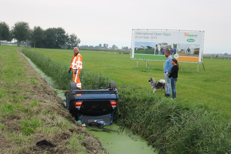 Auto in sloot in Dirkshorn, inzittenden gevlucht