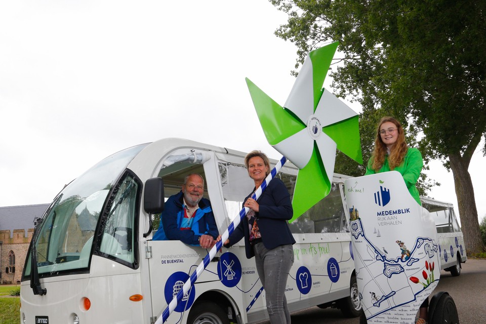Maaike Steltenpool (midden) met op de Segway Chantal Hoek van stadshaven Medemblik en vrijwilliger Henk Benedick in de speciale citytour-bus: ,,Het is mooi om te zien dat ondernemers elkaar weten vinden.”