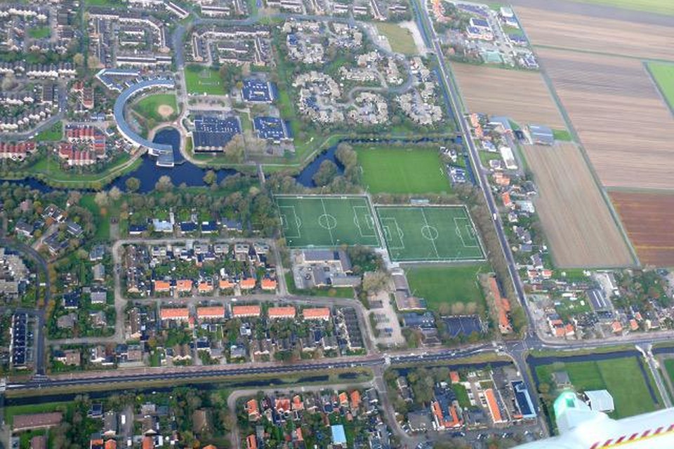 Een luchtfoto van het huidige complex van JVC. Inclusief de velden.