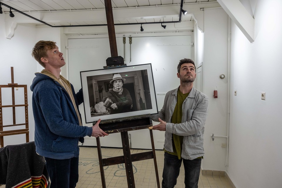Fotograaf des Waterlands Bob Doets (links) vorig jaar tijdens het inrichten van een tentoonstelling over Rob Cerneüs, van wie hij een serie foto’s maakte. Rechts Rob Cerneüs junior.