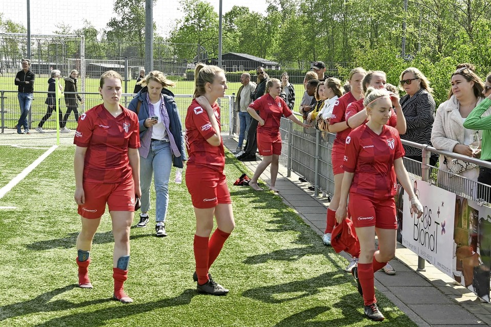 De speelsters van VV Bergen druipen af wanneer het besef is doorgedrongen dat het kampioenschap op een haar na is gemist.