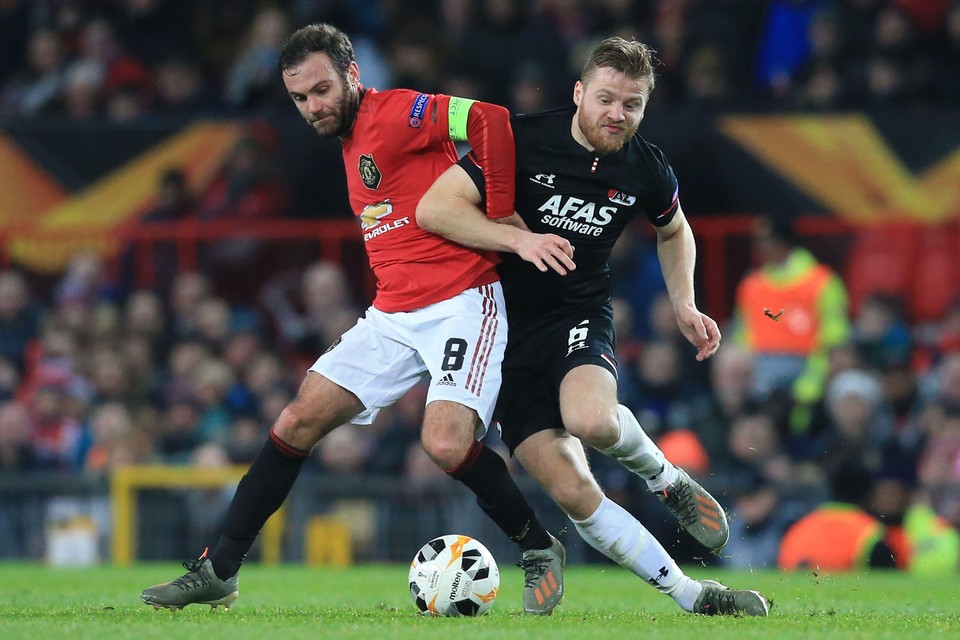 Fredrik Midtsjø (rechts) in duel met Juan Mata van Manchester United.