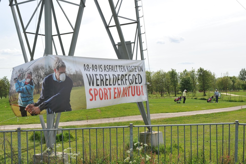 In de Broekpolder en langs de Communicatieweg bij de Heemskerkse golfclub hangen grote spandoeken tegen de Golfbaanvariant.