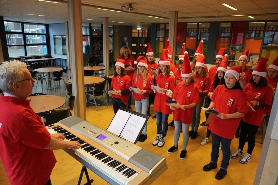 Het Christmas Choir van het Martinuscollege tijdens een repetitie.