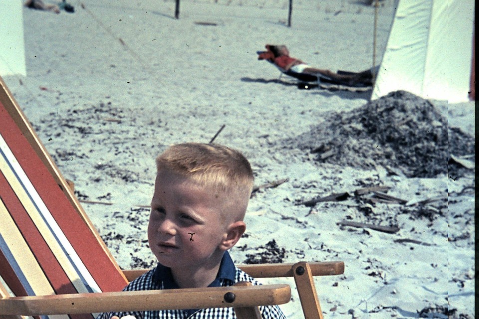 Kleine jongen in grote ligstoel, op het strand van Bergen aan Zee.
